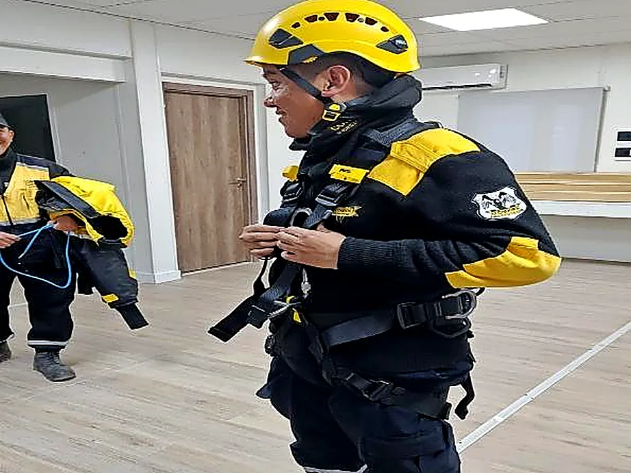 Trabajo en altura y uso de arnés — capacitación del personal de Cóndor Seguridad Privada